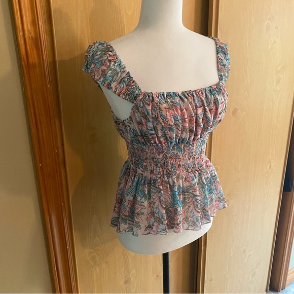 Urban Outfitters • Chiffon Cropped Capsleeve Blouse in Floral Print - Picture 4 of 12